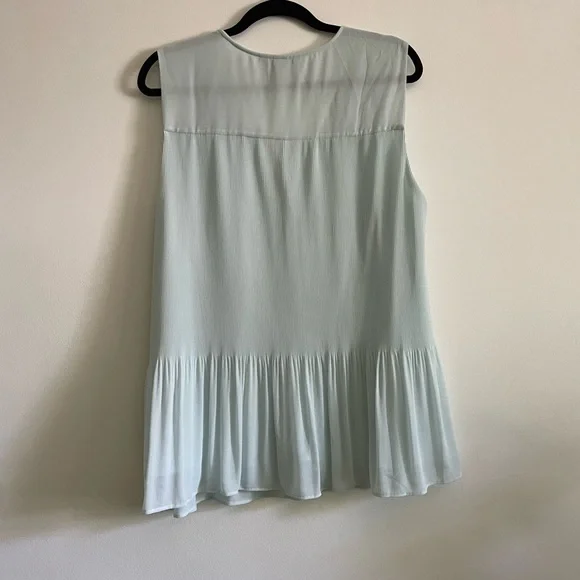 H&M flowy blouse - Picture 3 of 3